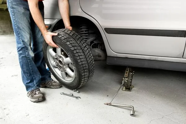 Pazar Günü Açık Lastikçi